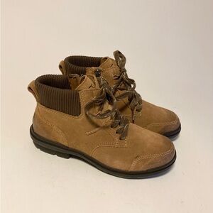 UGG Tan Suede Waterproof Leather Rubber Outsole Hiking Boots size 6.5